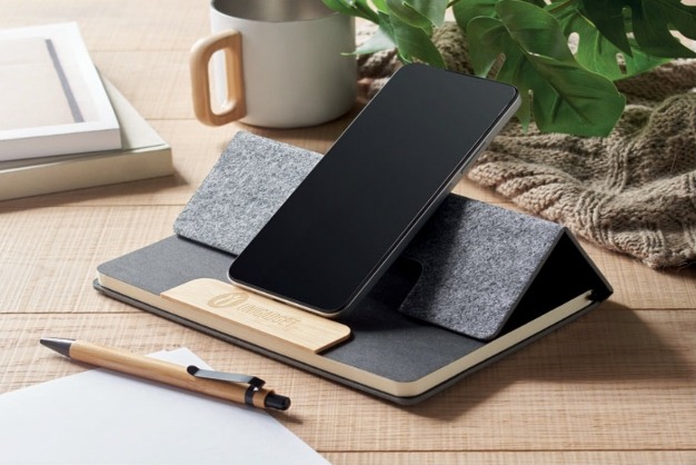 Welcome kit aziendale con supporto smartphone, taccuino e penna personalizzabile