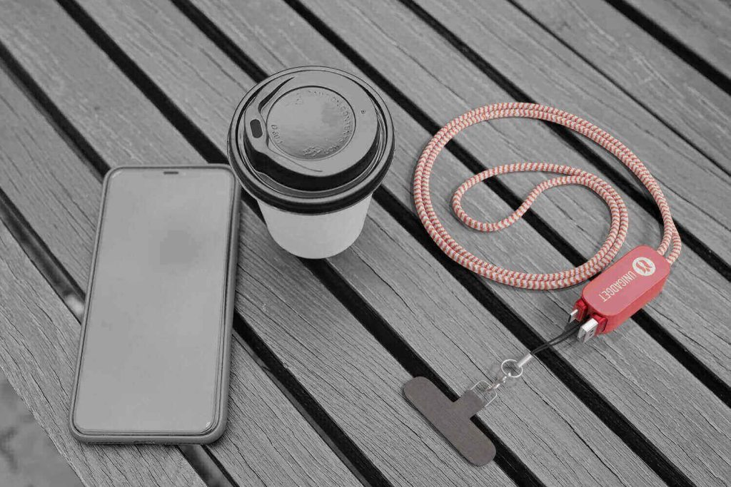 cavo-ricarica-accessori-tech-gadget-design-week-1024x683 Merchandising aziendale e design: come scegliere i gadget per fiere e dominare la Design Week Fuorisalone