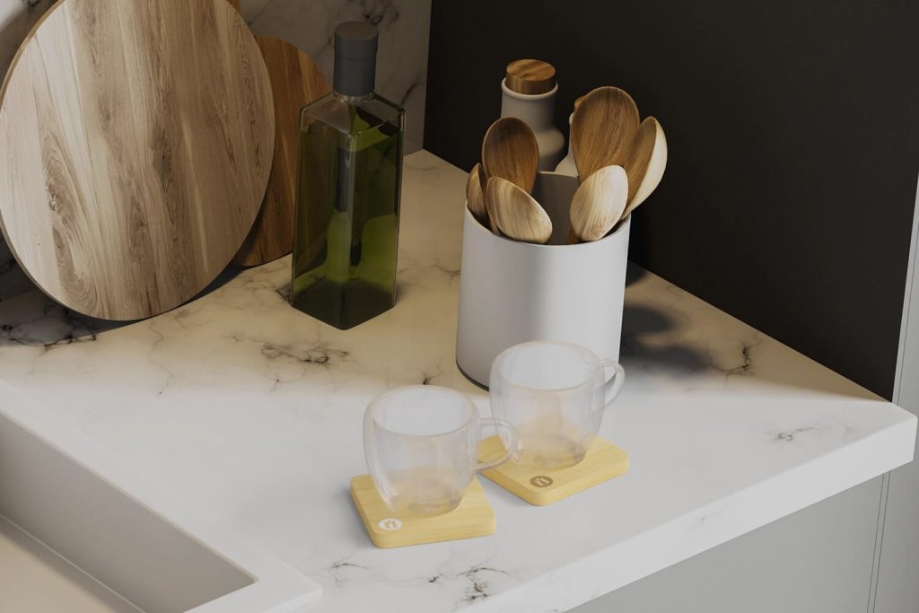 kit-benvenuto-hotel-sottobicchieri-legno-personalizzati-1024x683 Strategie di marketing per hotel: come fidelizzare gli ospiti con merchandising e gadget per B&B
