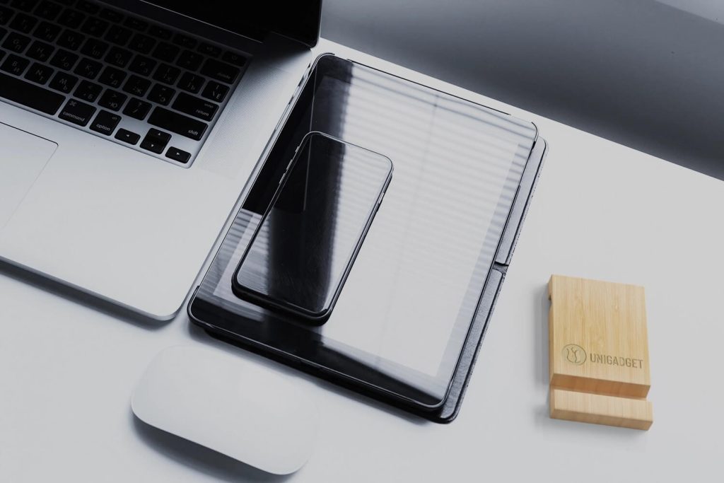 supporto-smartphone-bambu-gadget-smart-working-1024x683 Regali tech per digital event: i gadget aziendali perfetti per il Netcomm Forum e il settore e-commerce