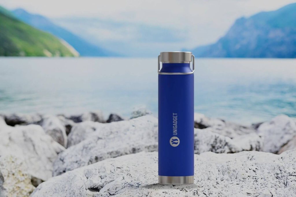 borraccia-termica-personalizzata-estate-1024x683 Gadget estivi personalizzati: idee e strategie per il merchandising da spiaggia