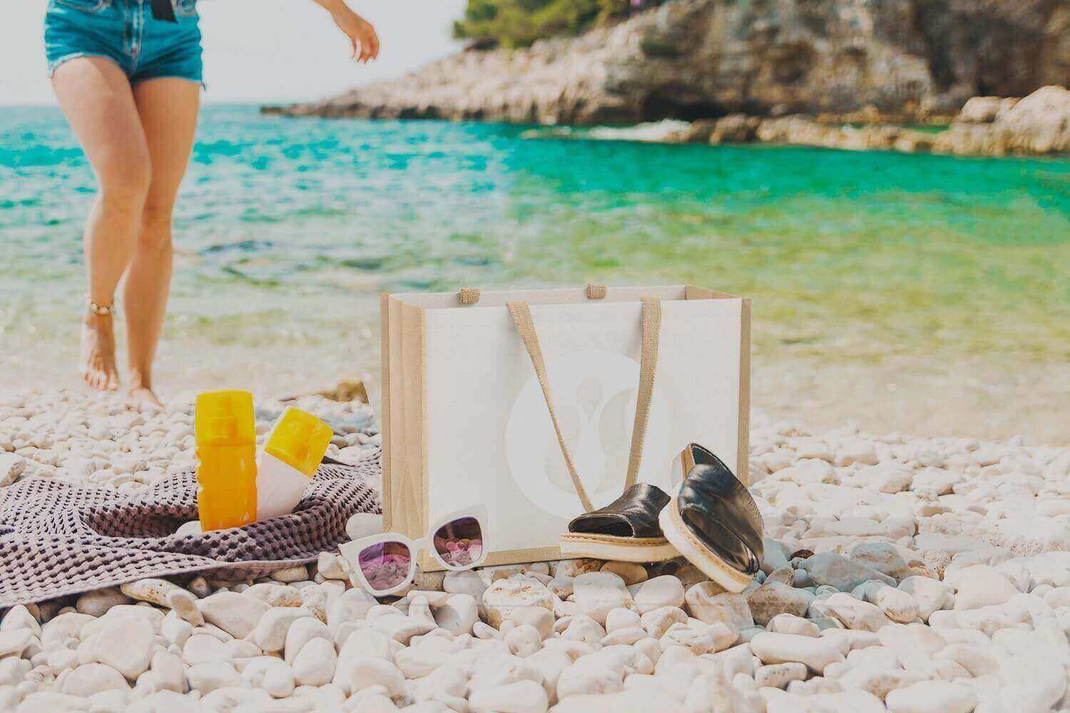 Composizione di articoli estivi sulla sabbia, perfetti come gadget promozionali per il turismo e le vacanze.