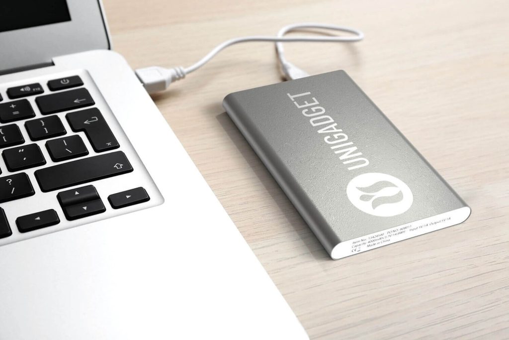 powerbank-design-elegante-gadget-tecnologico-fashion-week-1024x683 Gadget promozionali per la moda: come creare il press kit perfetto per la Milano Fashion Week