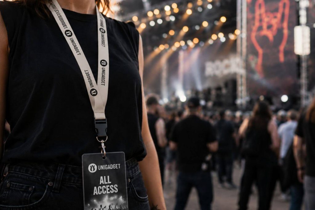 lanyard-pass-backstage-personalizzati-band-merch-1024x683 Band merchandising: come creare T-shirt e gadget personalizzati per la tua fan base