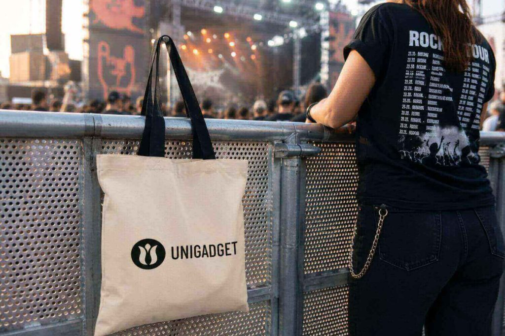shopper-cotone-personalizzata-merchandising-concerti-1024x683 Band merchandising: come creare T-shirt e gadget personalizzati per la tua fan base
