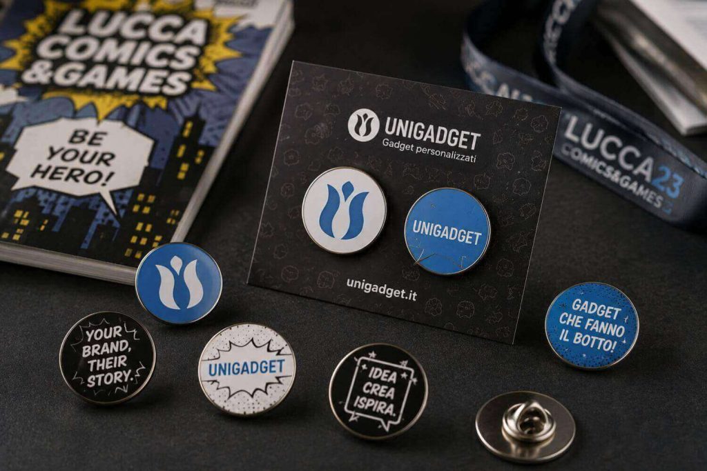 spille-distintivi-personalizzati-gadget-geek-fumetti-1024x683 Gadget per eventi ad alta visibilità: come far spiccare il tuo brand tra la folla con il marketing fieristico